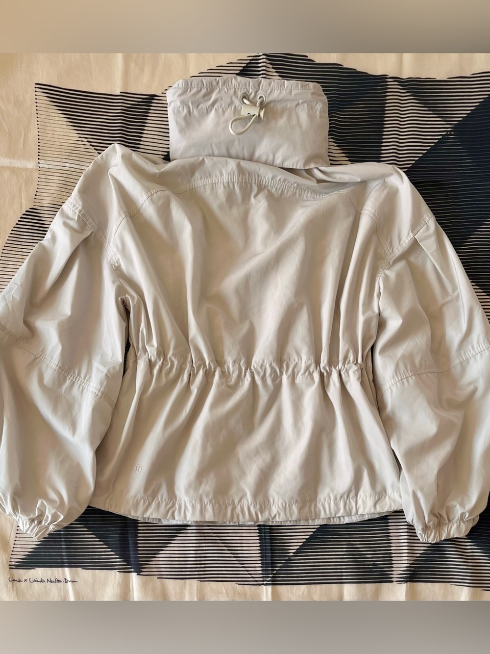 Lululemon 4 Lightweight cinchable jacket puff sleeve bone cream rain windbreaker - Picture 12 of 15